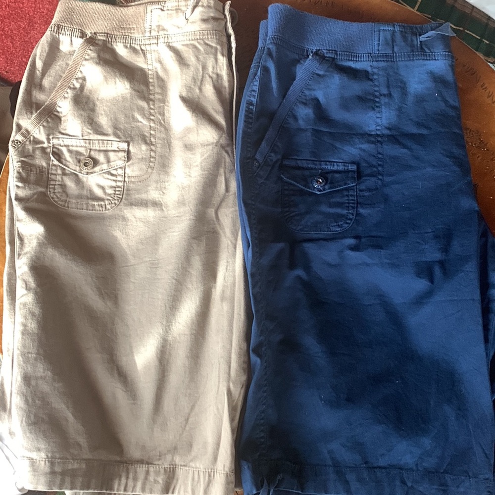 2 Pair (Navy&Khaki) Gloria Vanderbilt Shorts Size 12 NWOT